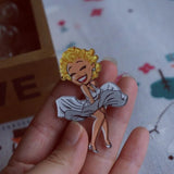 Broche acrylique Pin-up